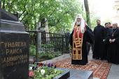 Святейший Патриарх Кирилл совершил литию на могиле своих родителей на Большеохтинском кладбище Петербурга