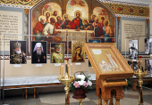 В Успенской Святогорской лавре открылась фотовыставка, посвященная 300-летию Александро-Невской лавры