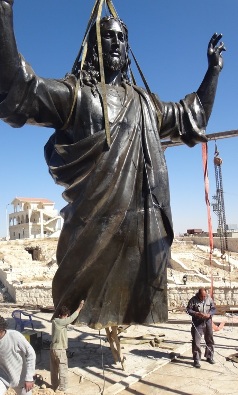 На вершине монастырской горы в Сирии на высоте 2100 метров установлена скульптурная композиция благословляющего Христа